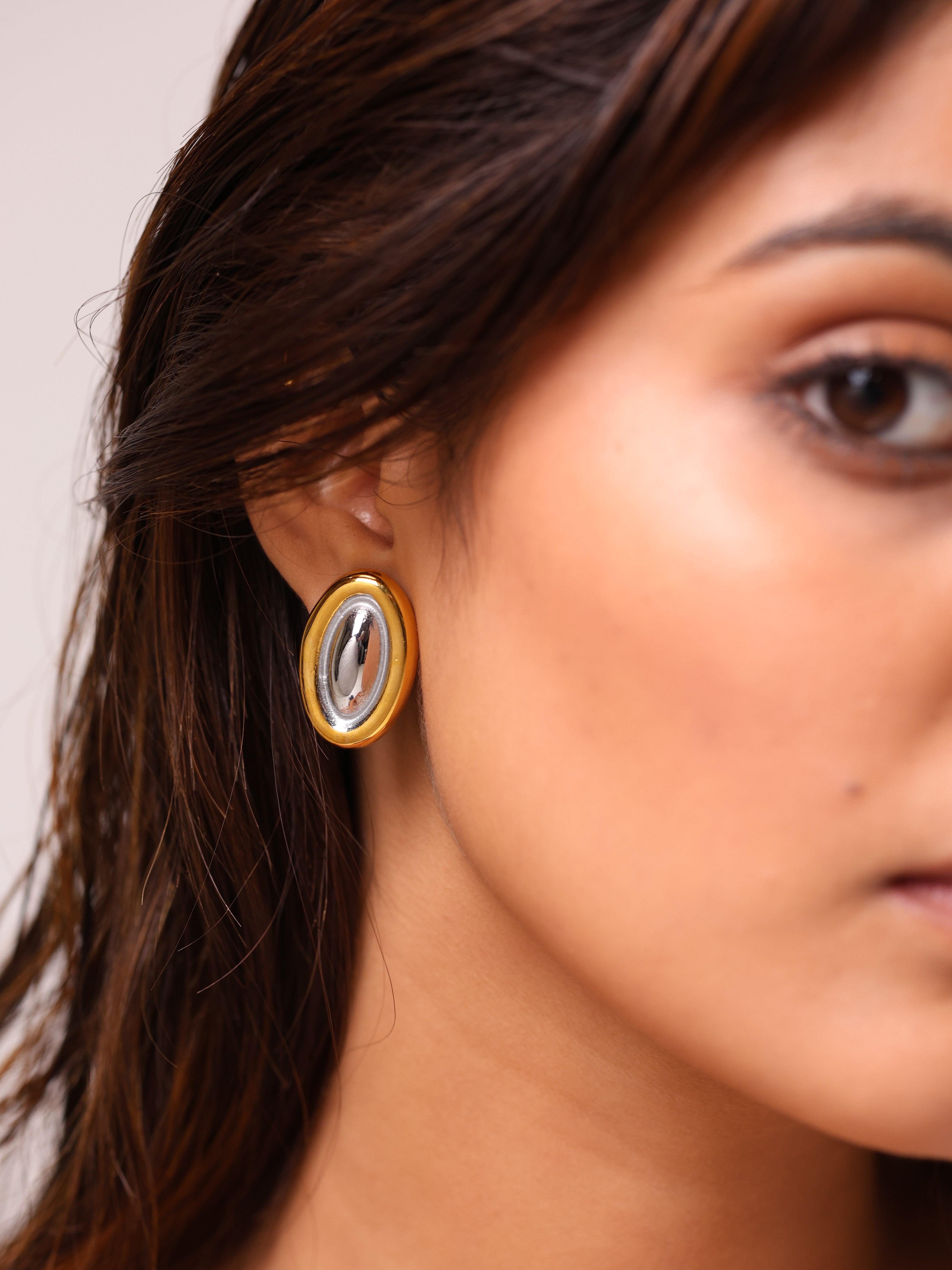 Dual-Tone Orbit Studs