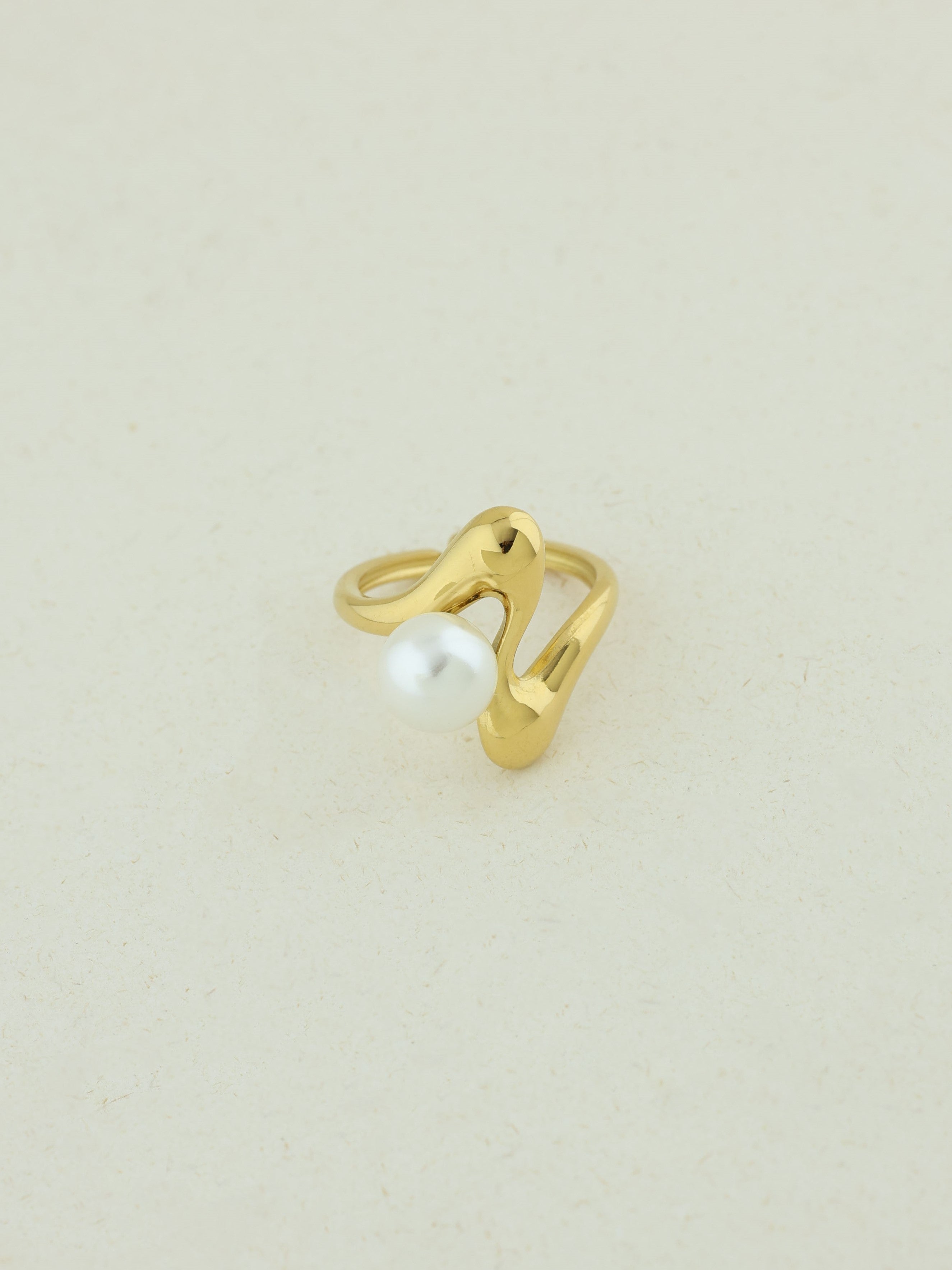 Fluid Wave Pearl Ring