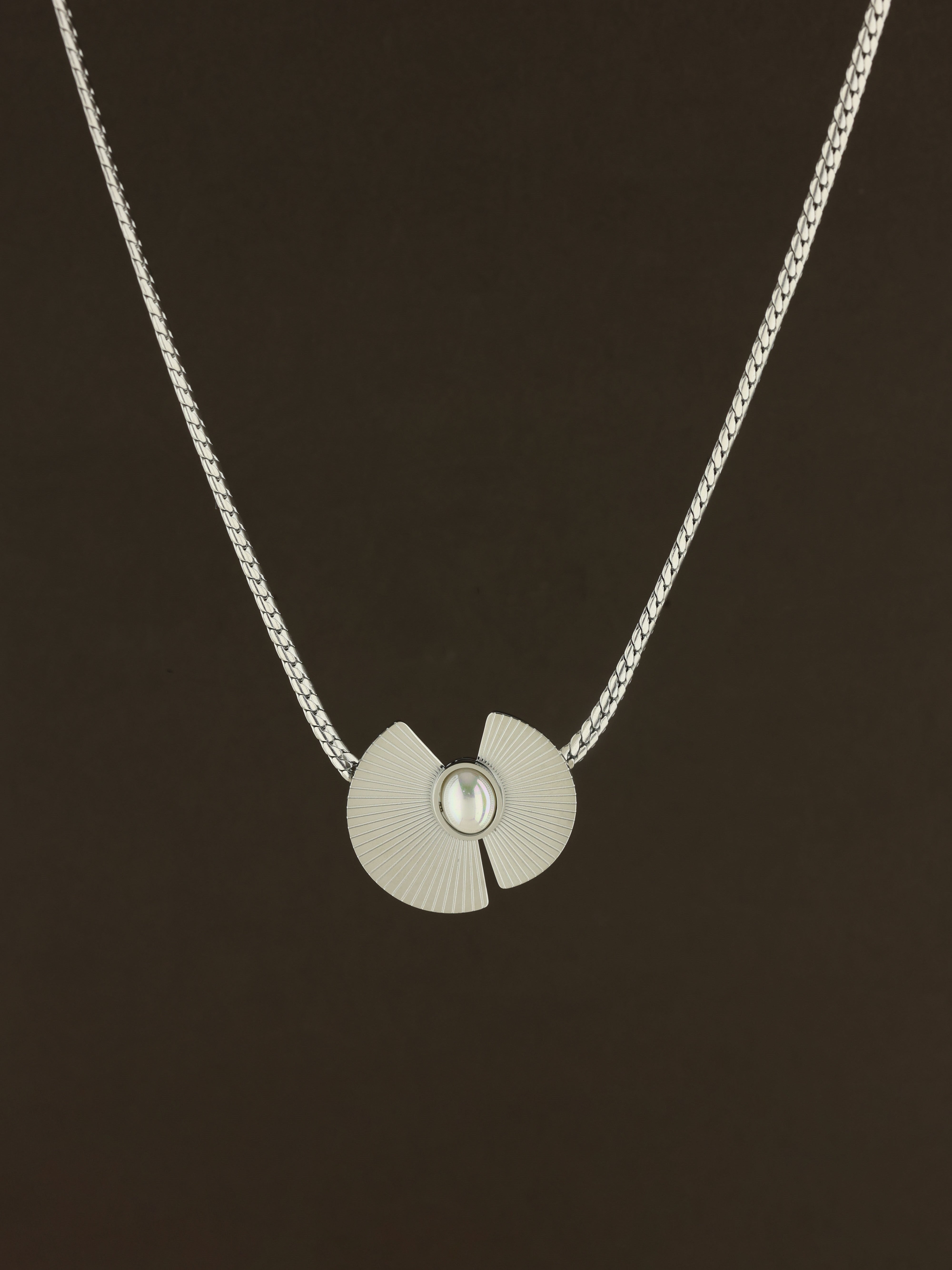 Fan Pearl Pendant Necklace