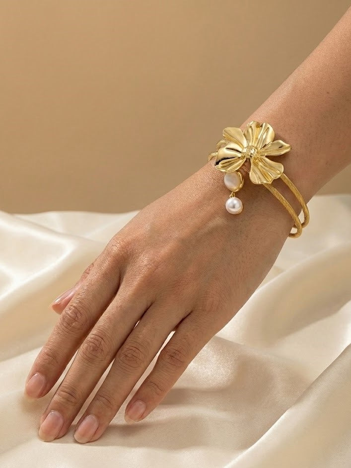 Elegant Gold Flora Bangle with Shimmering Leaf Designs