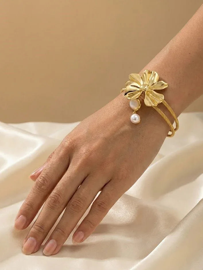 Elegant Gold Flora Bangle with Shimmering Leaf Designs - Doulaat