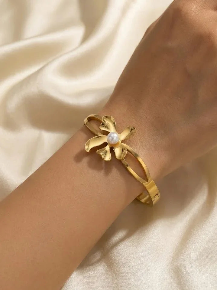 Elegant Golden Flare Cuff Bangle - Doulaat