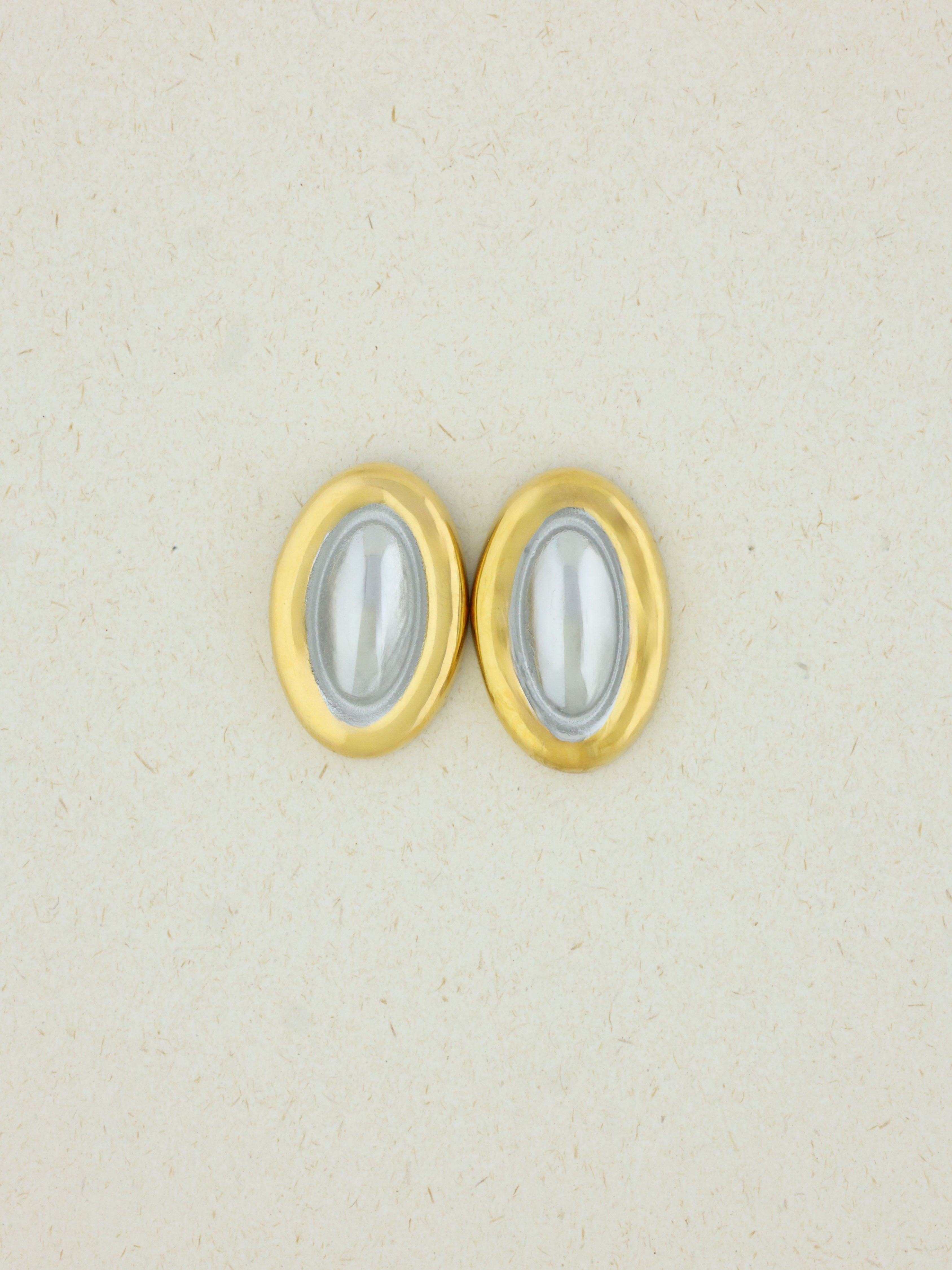 Dual-Tone Orbit Studs