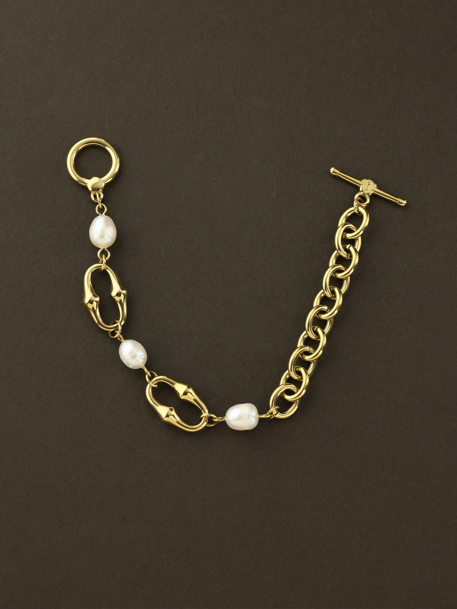 Sleek Gold Chain Bracelet
