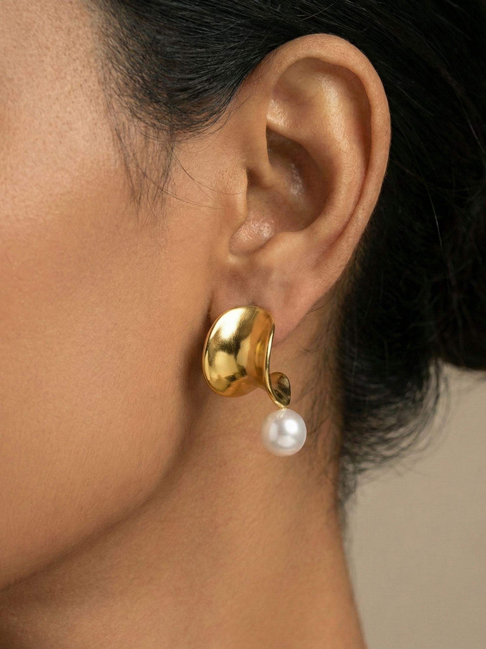 Twist Stud Earrings with Soft Curve and Pearl Accent
