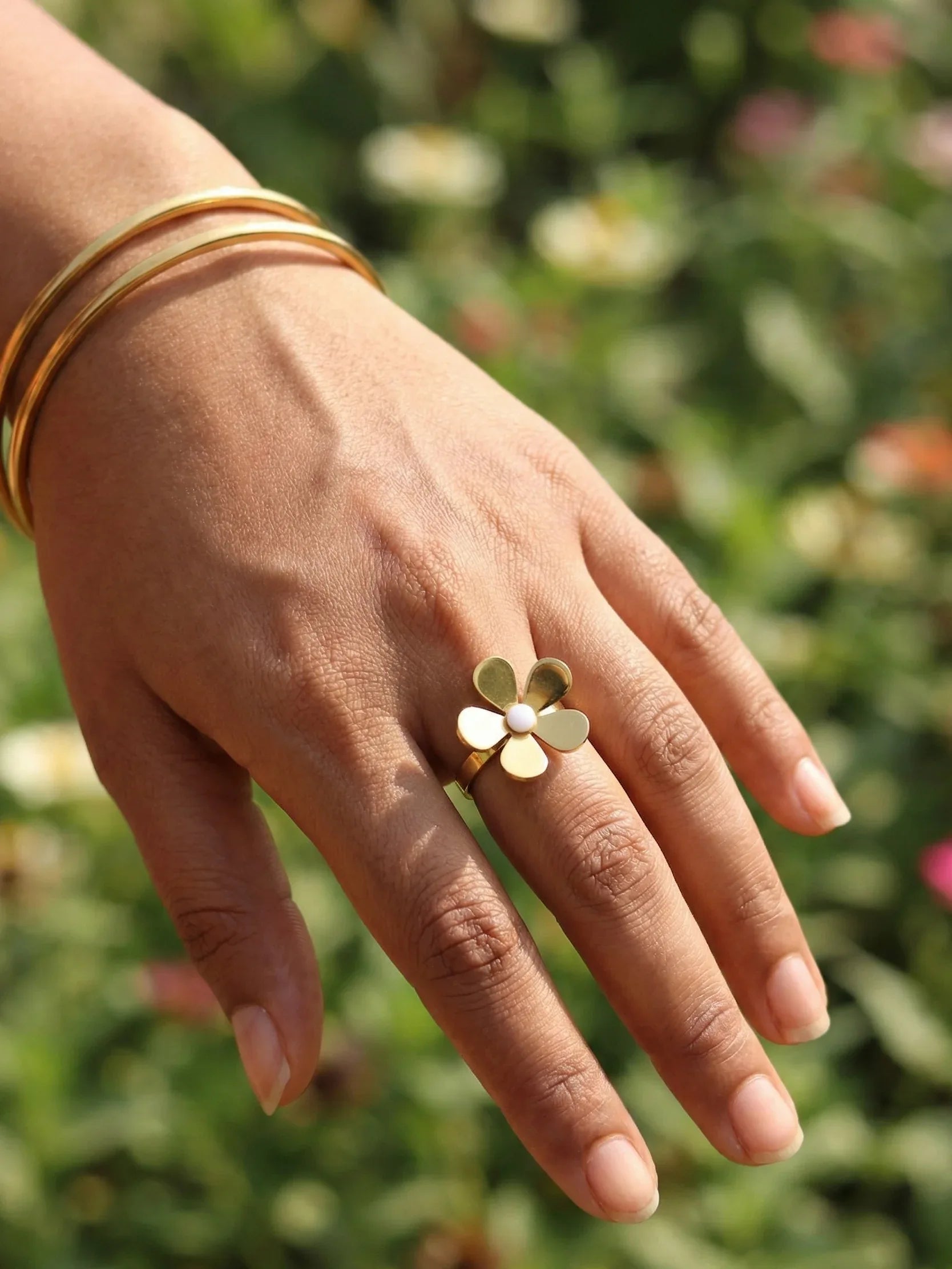 Golden Bee Crest Ring for a Unique Nature Look - Doulaat