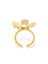 Golden Bee Crest Ring for a Unique Nature Look