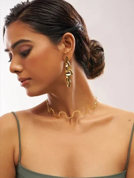 Elegant Gold Silken Drop Pendant and Earring Set - Doulaat