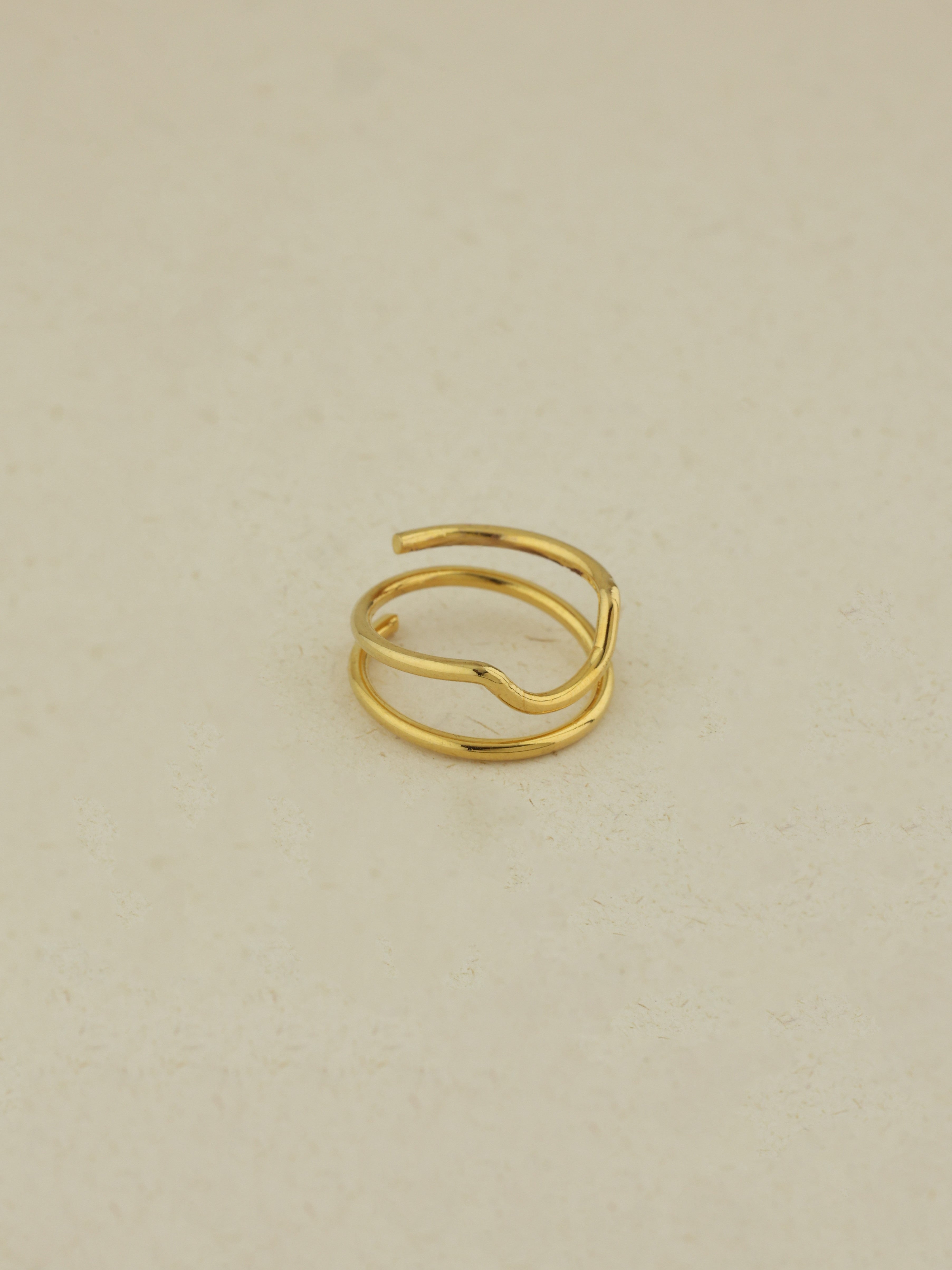 Wavy Intertwined Nailring