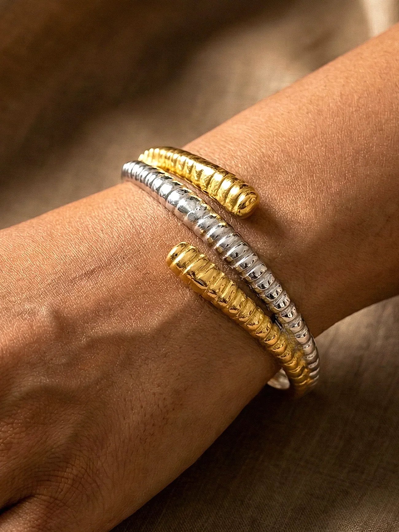Stylish Two-Tone Aure Bangle with an Adjustable Design - Doulaat