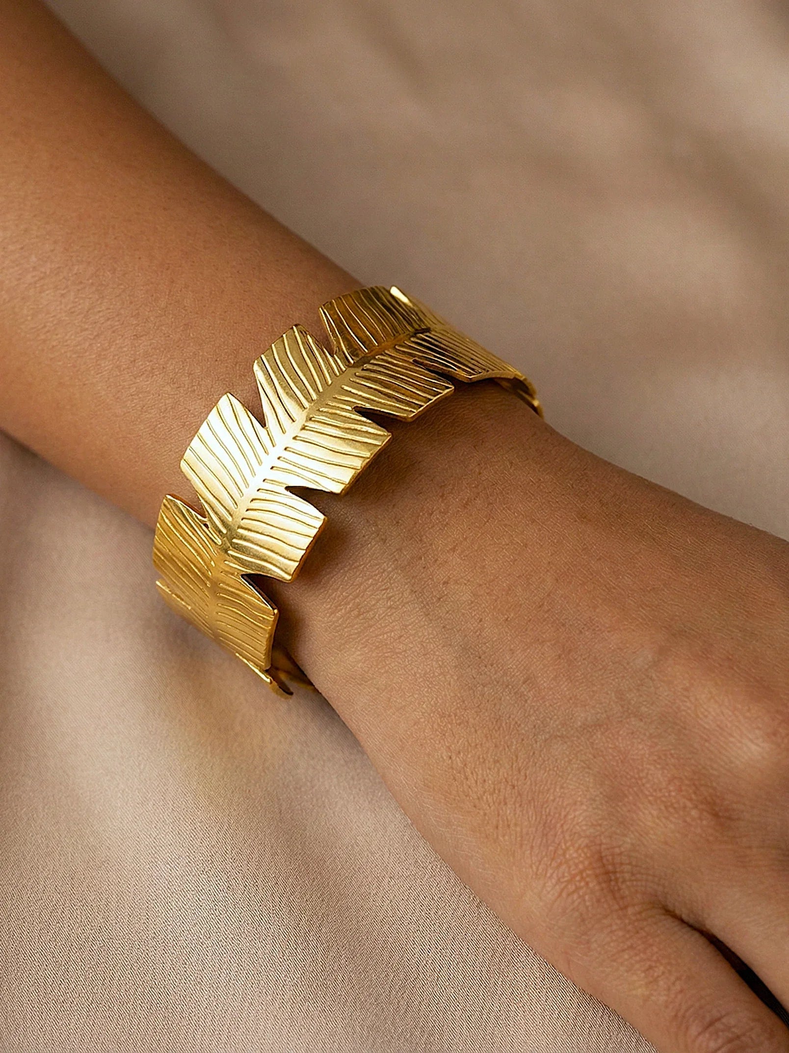 Fernshadow Gold Leaf Cuff Bangle for Women - Doulaat