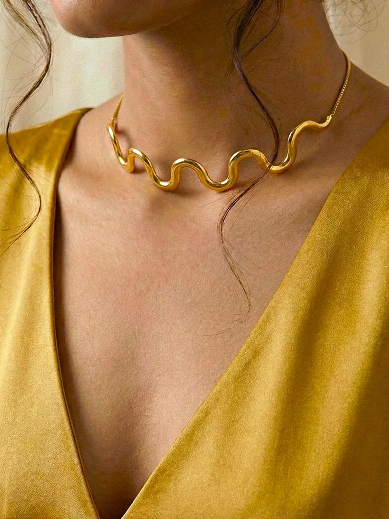 Elegant Gold Silken Wavy Chain Choker Adjustable Necklace - Doulaat