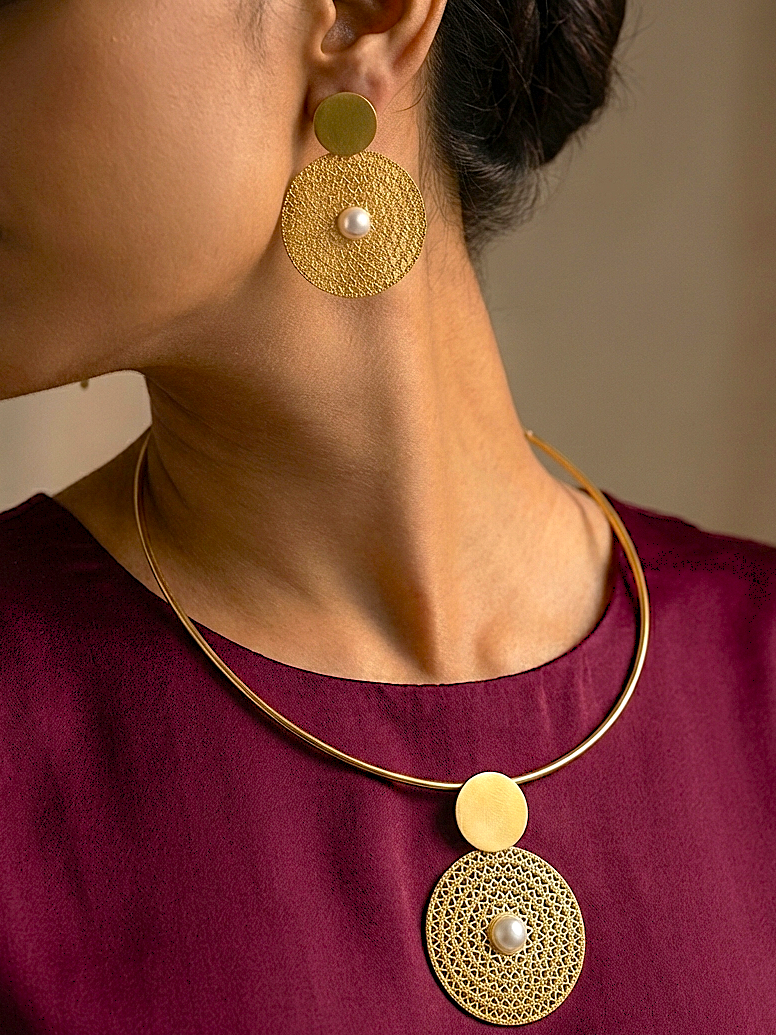 Elegant Gold Spiral Coin Jewelry Set with Pearls