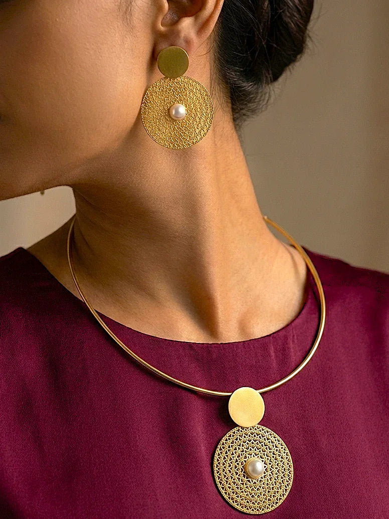 Elegant Gold Spiral Coin Jewelry Set with Pearls - Doulaat