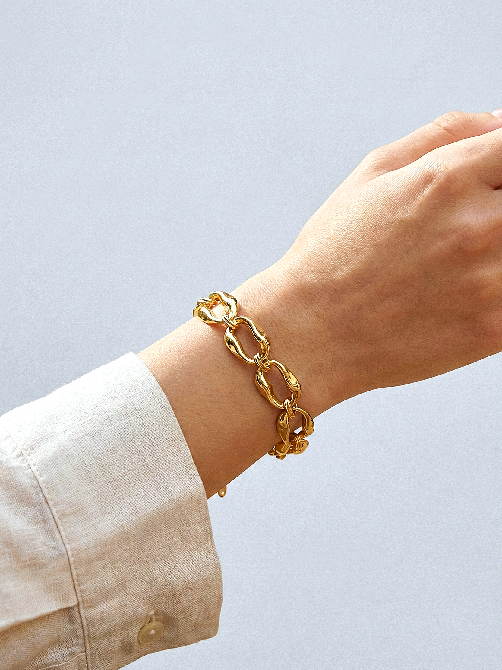 Elegant Gold Rustin Chain Bracelet with Soft Wavy Links