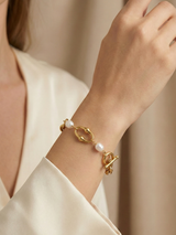 Sleek Gold Chain Bracelet with Soft Pearl Accent