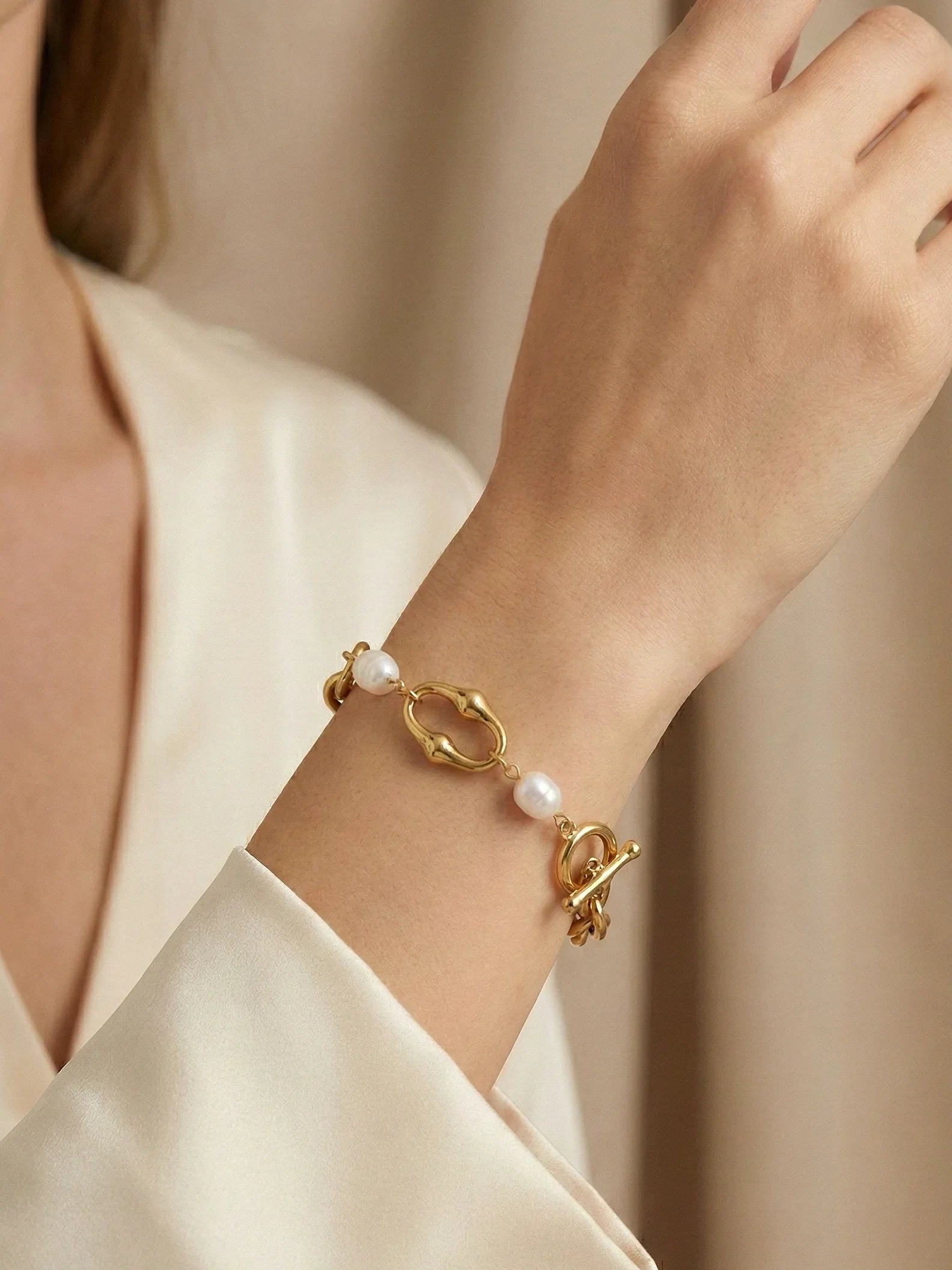 Sleek Gold Chain Bracelet with Soft Pearl Accent - Doulaat