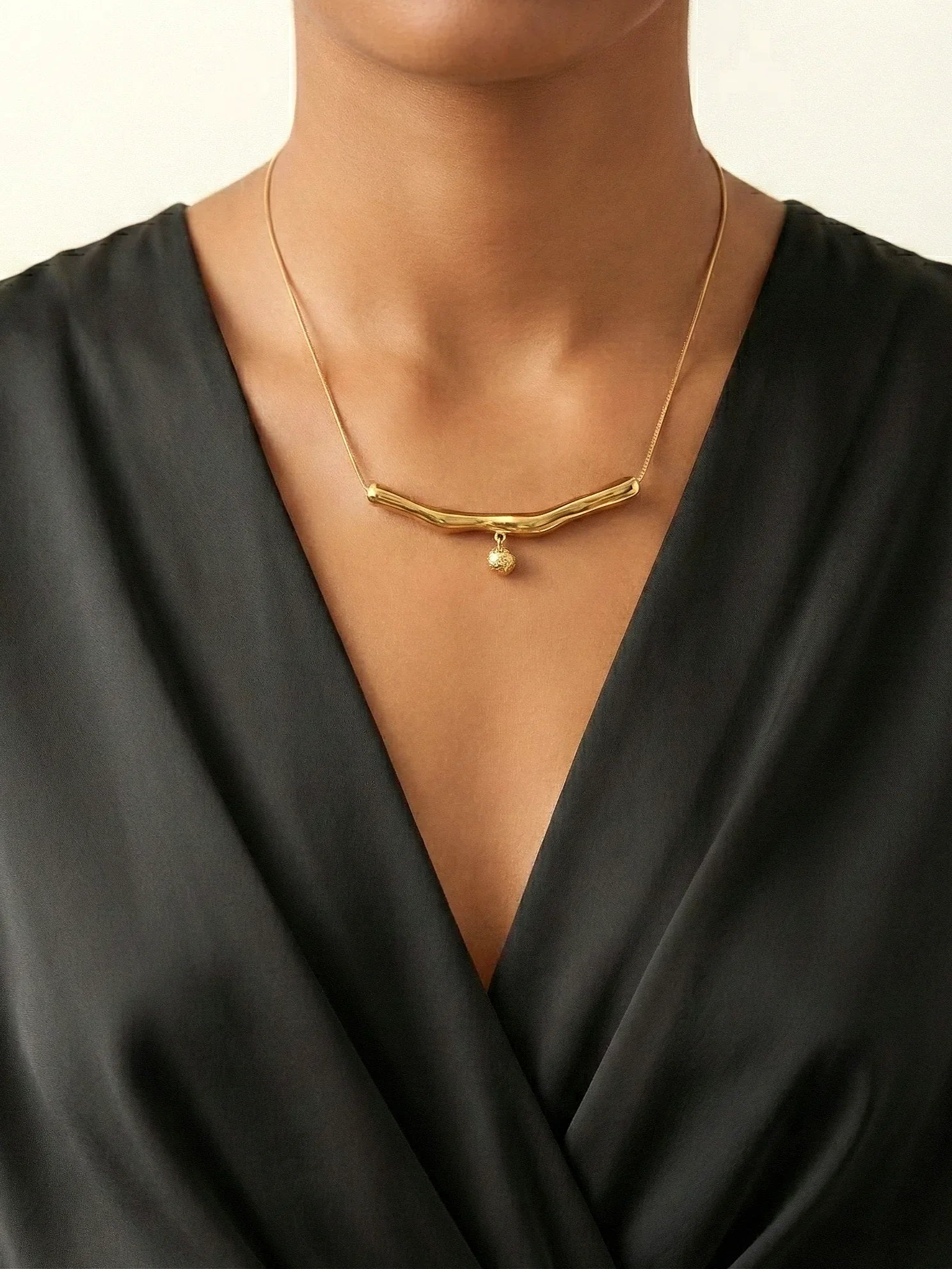 Curved Bar Pendant Necklace - Doulaat
