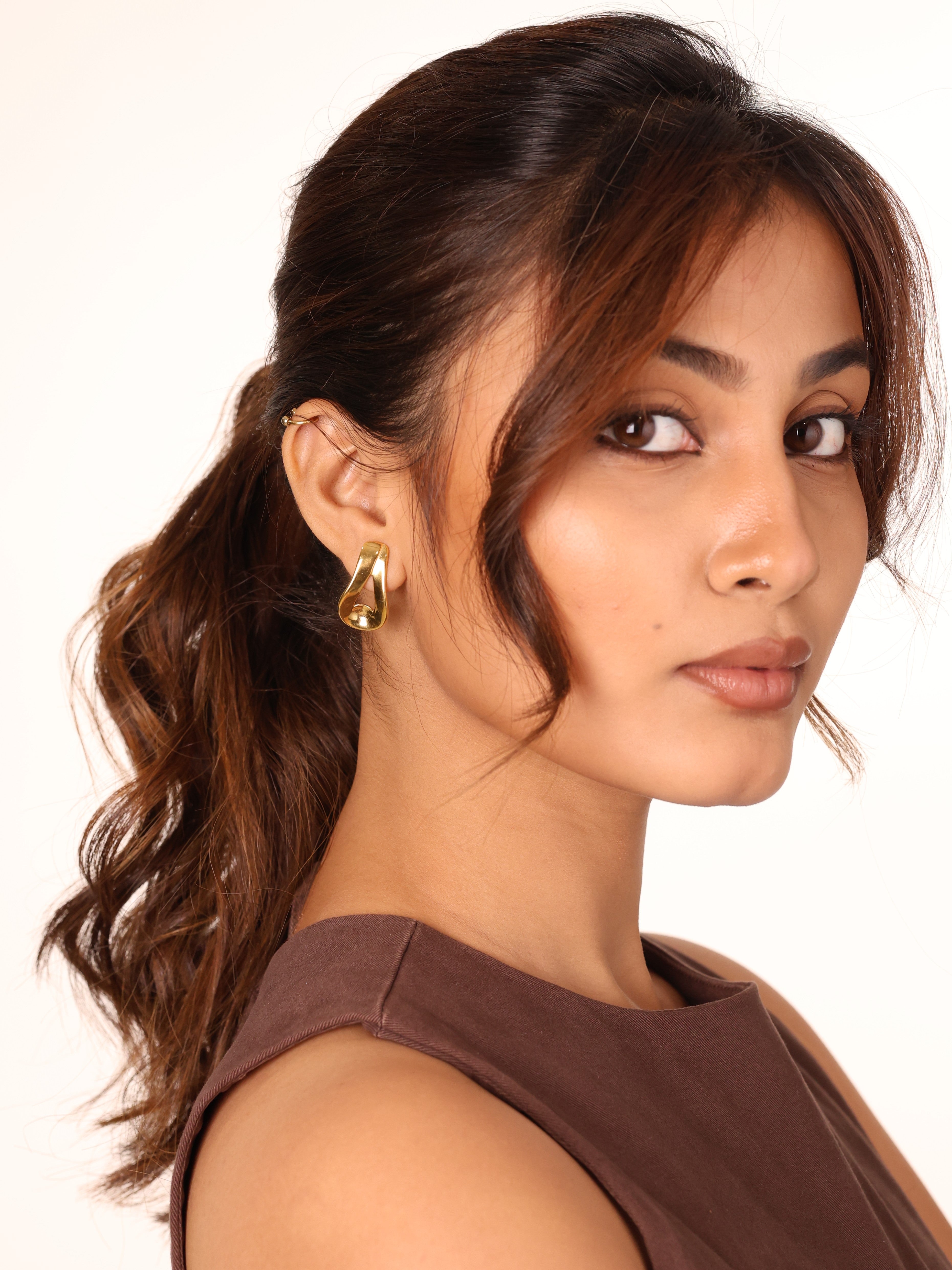 Hugger Curve Studs