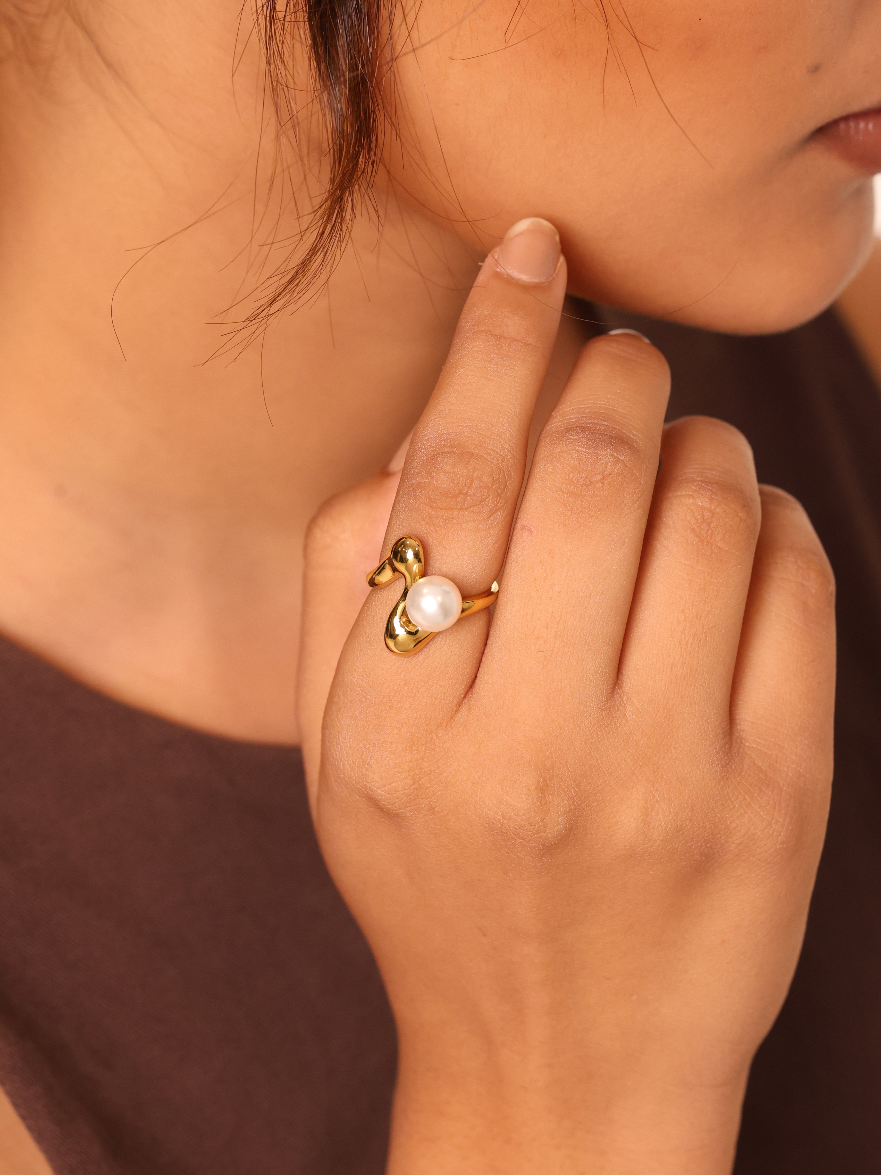 Fluid Wave Pearl Ring