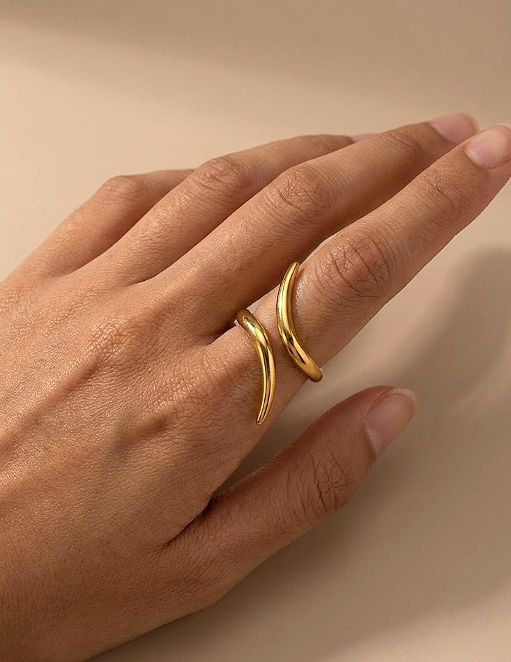 Elegant Golden Azura Ring with Smooth Curve