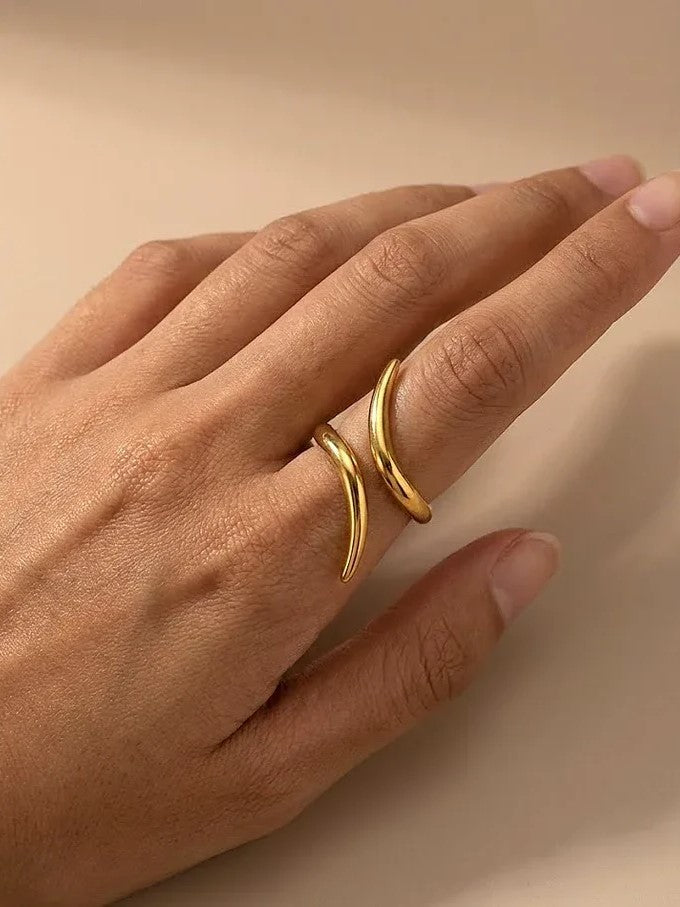 Elegant Golden Azura Ring with Smooth Curve