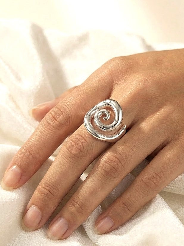Elegant Golden Swirl Ring Featuring a Twisted Look