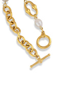 Sleek Gold Chain Bracelet with Soft Pearl Accent