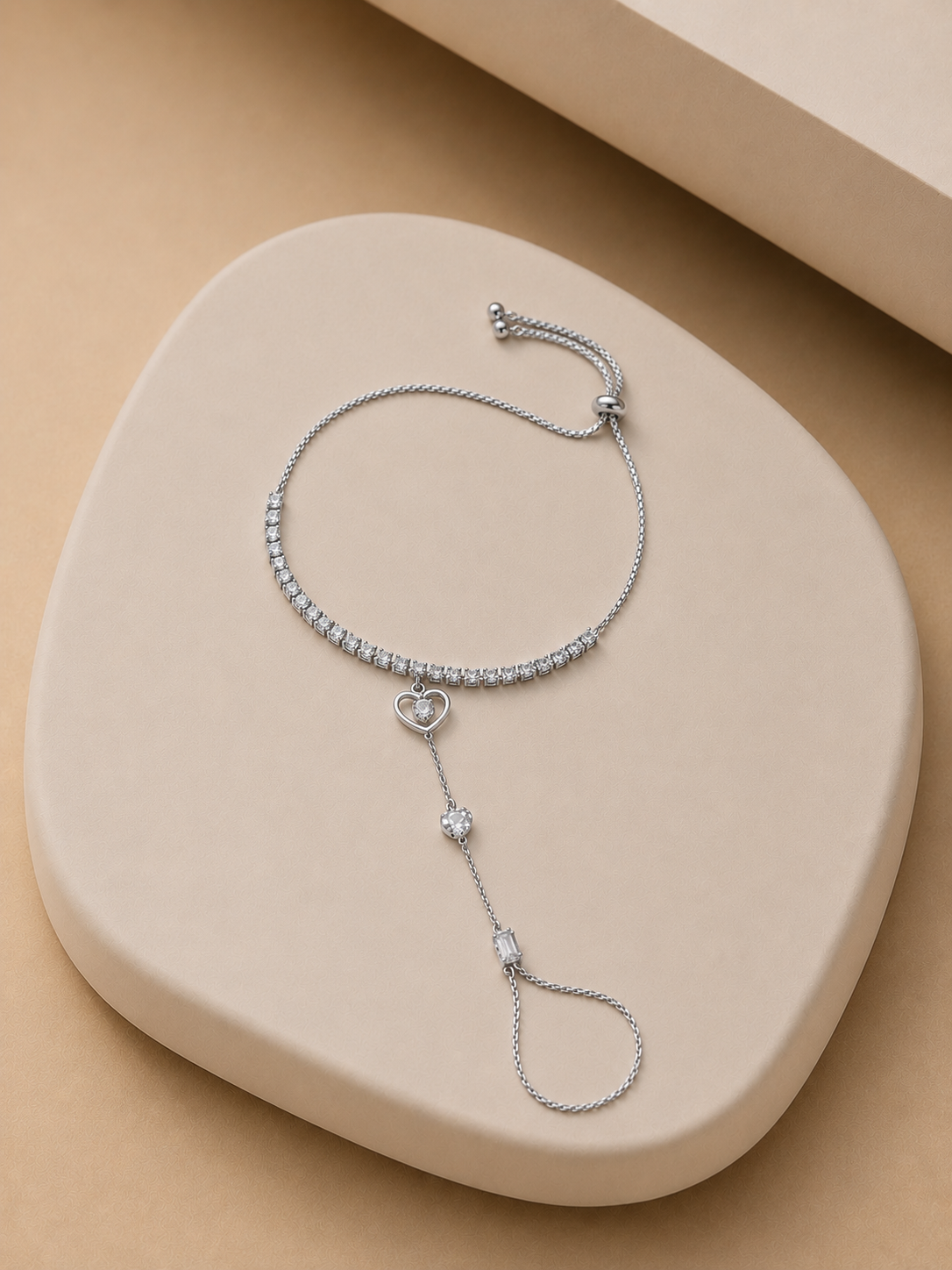 Amour Handchain