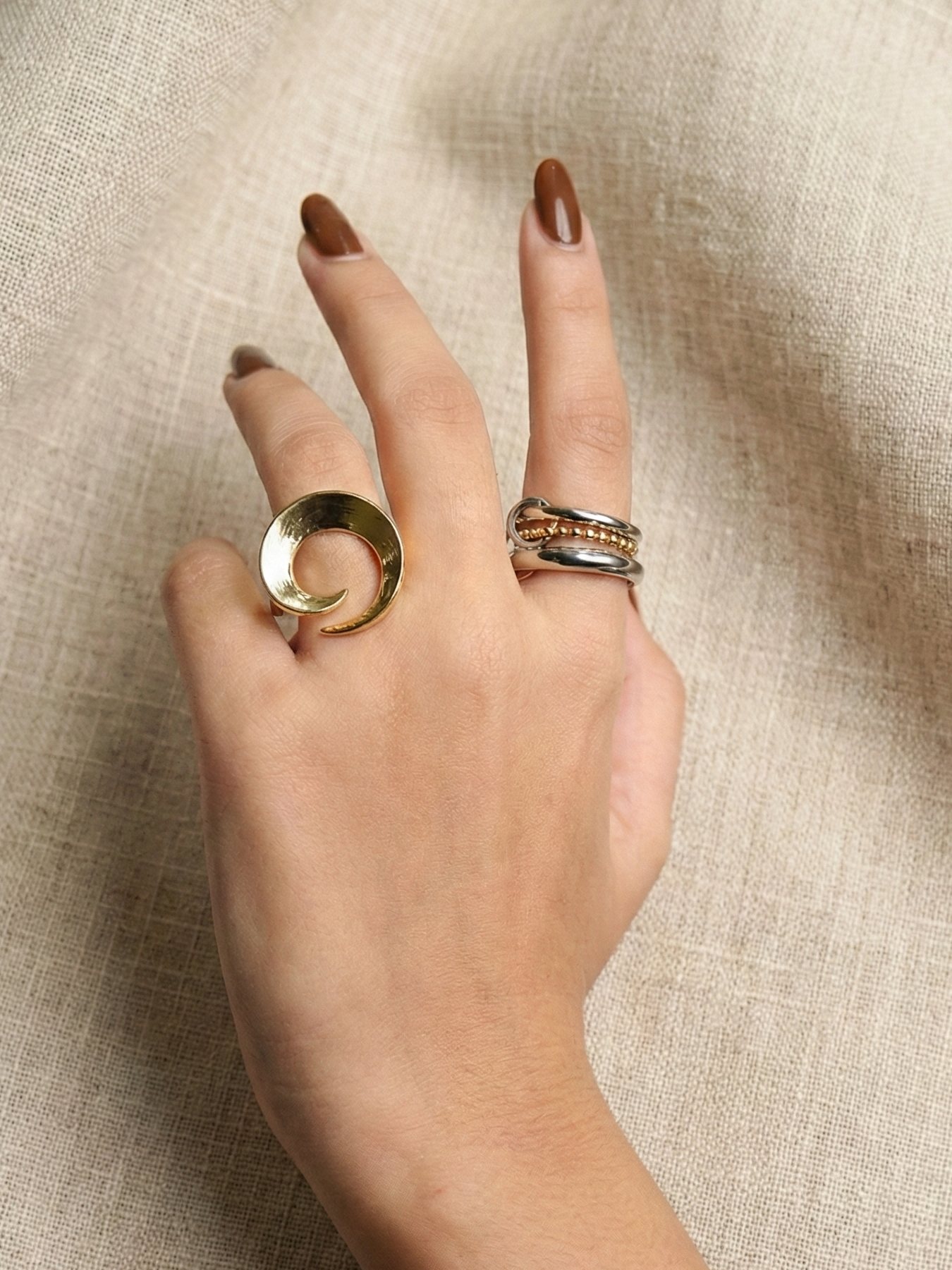 Avesa Open Curve Gold Ring with Smooth Finish