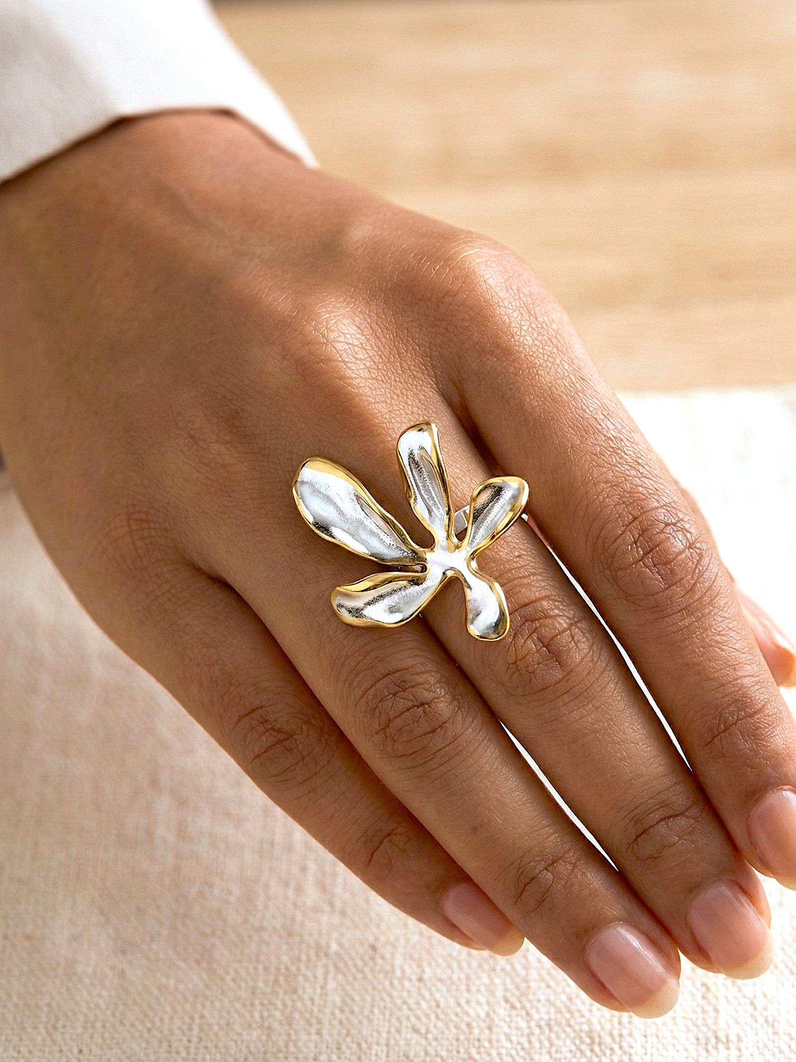 Botanic Ring with Nature-Inspired Style